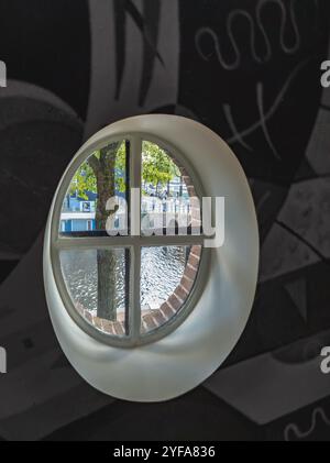 Blick durch ellipsenförmige Fenster vom H`Art Museum, Amsterdam, Niederlande Stockfoto